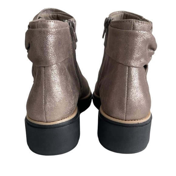 Clarks Sharon Salon Pewter Metallic Ankle Bbots Women’s Size 8W Bow Casual - Picture 7 of 10